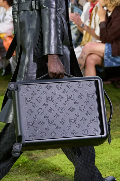 Look 28